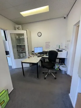 Kantoorruimte aan de Prinses Mariannelaan met bureau, bureaustoel, computer en opbergkasten.